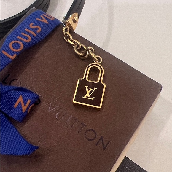 LOUIS VUITTON Commit Vernis Patent Triple Wrap Lock Bracelet enamel Amarante - Picture 8 of 9